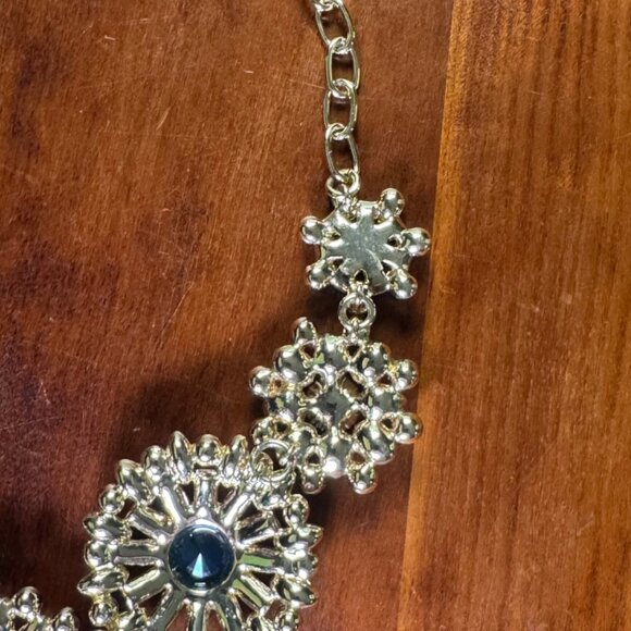 J. Crew Statement Cluster Medallion Gold Tone Necklace 22" - Picture 7 of 10